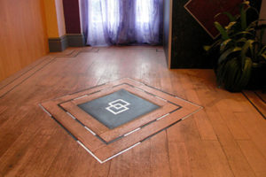 Sự kết hợp hoàn hảo giữa nẹp kim loại và sàn gỗ